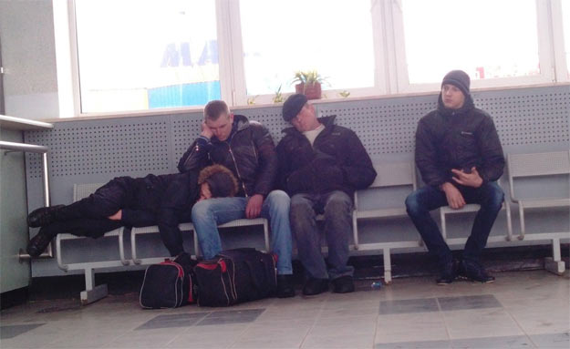 В Херсоні на залізничному вокзалі чоловіки спали у верхньому одязі