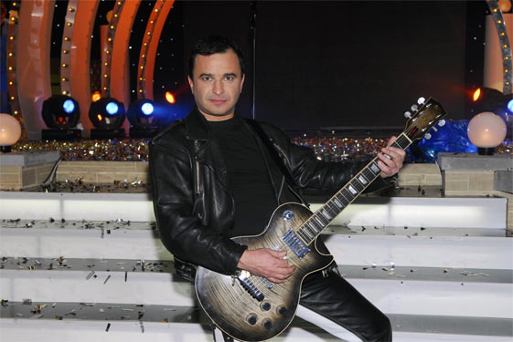 Віктор Павлік з гітарою