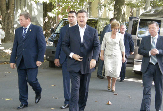 Віктор Янукович з робочим візитом відвідав вбиральню