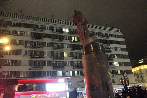 Пам'ятник Леніну в Києві падає