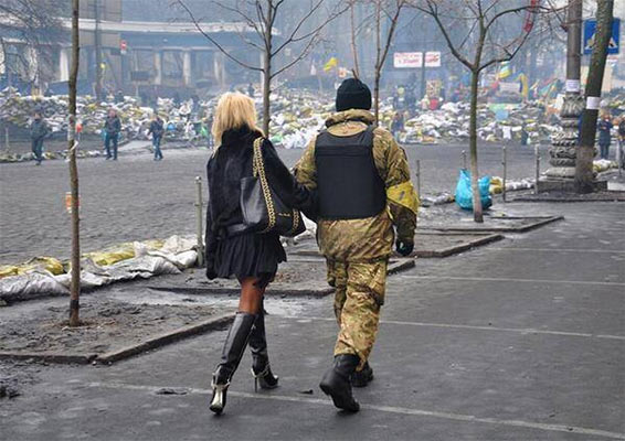 Блондинка на Майдані