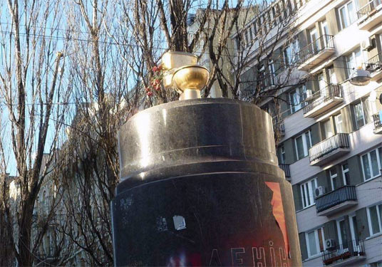 Золотий унітаз на місці пам'ятника Леніну