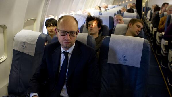 Яценюк летить на саміт Європейської народної партії рейсовим літаком, наповненим манекенами