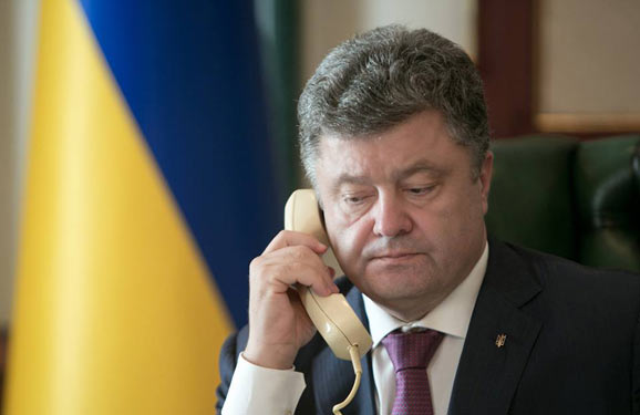 Петро Порошенко говорить по телефону