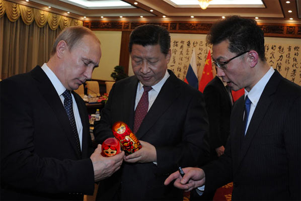 Голова КНР Сі Цзіньпін подарував президенту Росії Володимиру Путіну китайську матрьошку