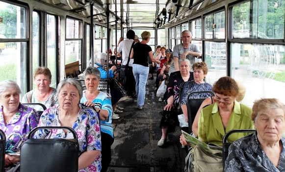 Пенсіонери в автобусі