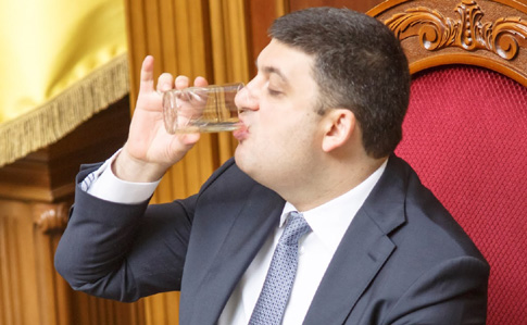 Володимир Гройсман п'є воду