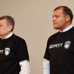 Харківські силовики змусили Добкіна фотографуватись в футболці з надписом “Беркут”