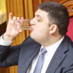 Гройсман випив склянку води так, ніби він пив каву